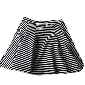 Jessica Simpsons skirt, black‎ and white size large